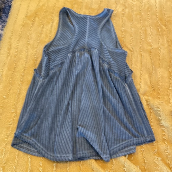 Top. - Picture 2 of 4